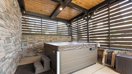 Black Bear Lodge by AvantStay Lakefront Dock Pool Theater Sleeps 20 in Lake Norman of Catawba, USA
