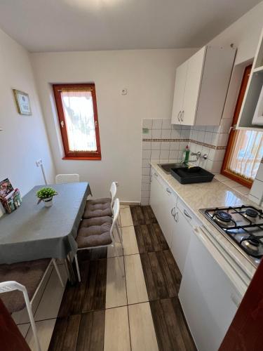 Kitchen, Hellasz Apartman in Kastelykert