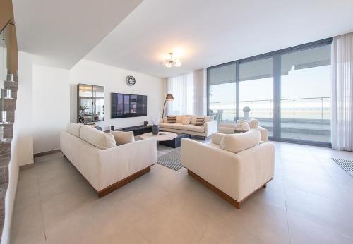 Sea View Luxury Escape 5BR Private Pool Villa – khách sạn tại Umm Al Quwain