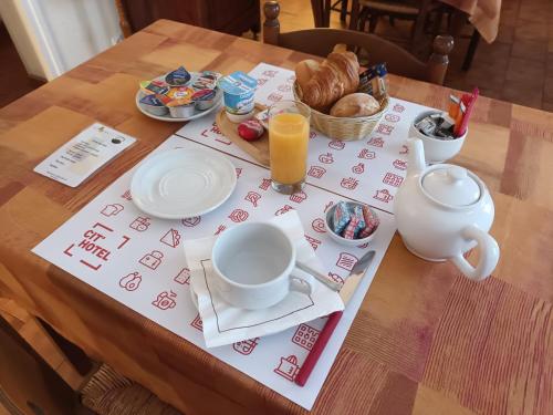 Food and beverages, Cit'Hotel Aero-Hotel in Le Blanc-Mesnil