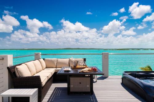 Caicos Cays 4BR Waterfront w Kayaks Infinity Pool Dock & Hot Tub – khách sạn tại Chalk Sound