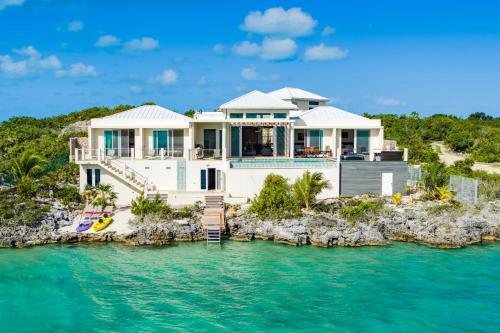 Caicos Cays 5BR Waterfront w Kayaks Infinity Pool Dock & Hot Tub – khách sạn tại Chalk Sound