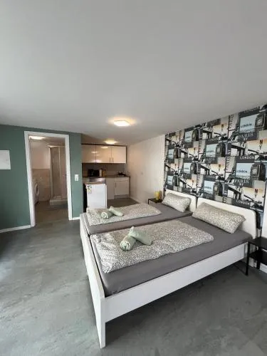 modernes Monteurzimmer mit zwei Einzelbetten in Laudenbach, Deutschland