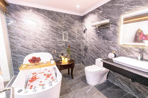 room detail thumbnail 2