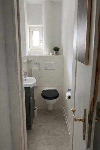 Fürdőszoba, Moderne Wohnung in Hessisch Lichtenau in Hessisch Lichtenau