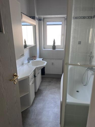 Fürdőszoba, Moderne Wohnung in Hessisch Lichtenau in Hessisch Lichtenau