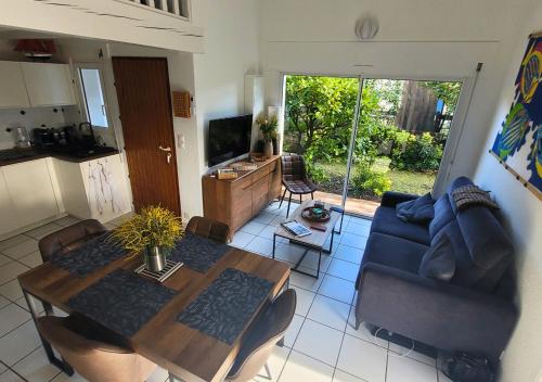 ESTIVALES 30- Maison mitoyenne pour 6 personnes in كابريتون