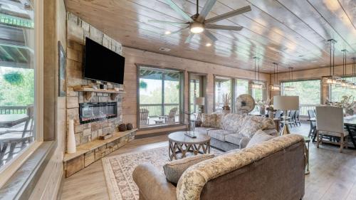 Wanderer by AvantStay Sleeps 26 A Custom Smokies Cabin in Pigeon Forge, USA