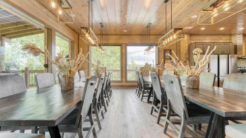 Wanderer by AvantStay Sleeps 26 A Custom Smokies Cabin in Pigeon Forge, USA