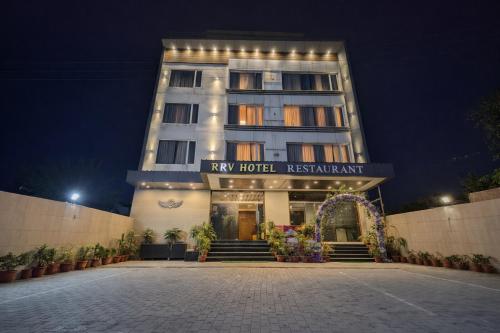 Hotel RRV with Free Parking - Waraich