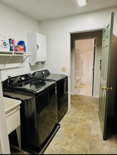 Premier 3BR Retreat - CVNP, Blossom & Boston Hills in كيوياهوجا فالز