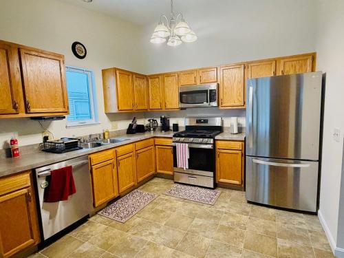 Premier 3BR Retreat - CVNP, Blossom & Boston Hills in كيوياهوجا فالز