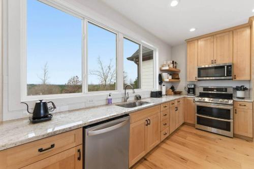 Peaceful Mountain View Home | Hot Tub | EV Charger - image 14
