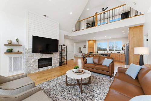 Peaceful Mountain View Home | Hot Tub | EV Charger - image 7