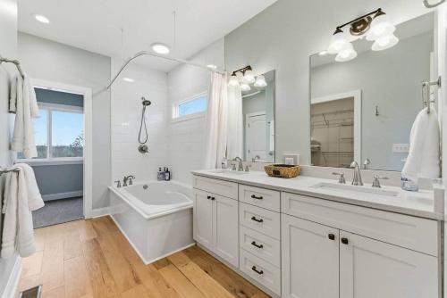 Peaceful Mountain View Home | Hot Tub | EV Charger - image 12
