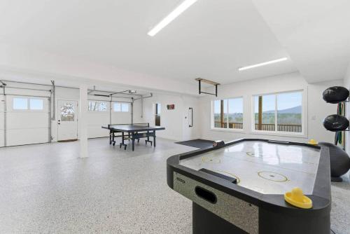Peaceful Mountain View Home | Hot Tub | EV Charger - image 2
