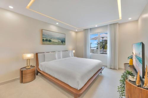 Elegant 1BR Retreat w- King Bed & Balcony in 多拉多