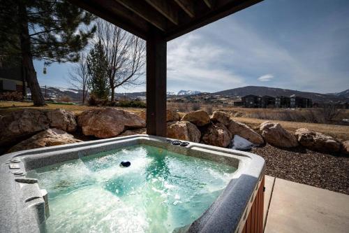 Karstais baseins, Snowbasin Lakehouse LS27 Ski Getaway Hot Tub in Hantsvila (UT)