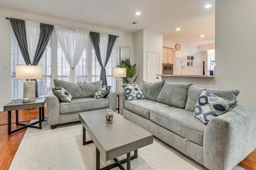 Elegant Home w/ Private Patio, 2 Mi to UTD Campus! – khách sạn tại Plano