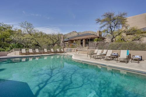 3 Mi to Sabino Canyon! Snowbird Escape w/ Pool in Catalina Dombok