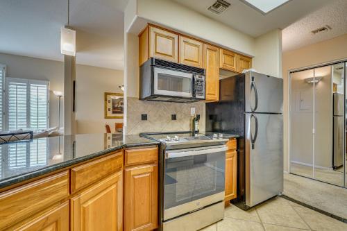 3 Mi to Sabino Canyon! Snowbird Escape w/ Pool in Catalina Dombok