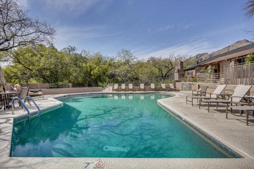 3 Mi to Sabino Canyon! Snowbird Escape w/ Pool in Catalina Dombok
