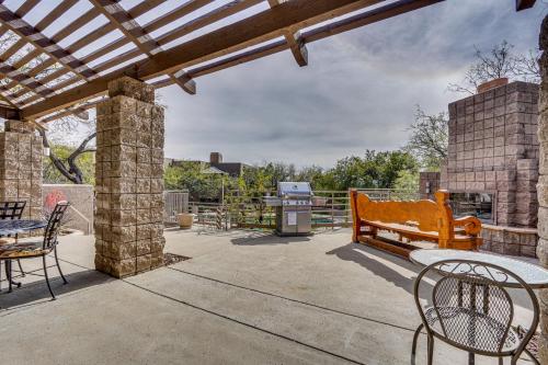 3 Mi to Sabino Canyon! Snowbird Escape w/ Pool in Catalina Dombok
