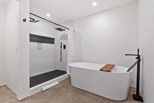 Lakefront Retreat - Lake Access, BBQ & Fire Pit in 雷克維爾