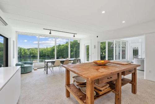 Lakefront Retreat - Lake Access, BBQ & Fire Pit in 雷克維爾