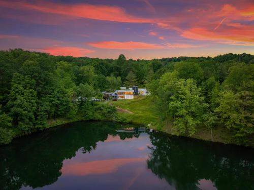 Lakefront Retreat - Lake Access, BBQ & Fire Pit in 雷克維爾