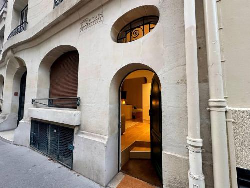 Bright haven between Champs lyse and Trocadero - image 3