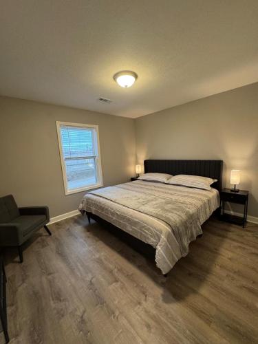 Spacious 2BR Apt with Balcony and 2 King Beds Sleeps 6 in South Beloit (IL)
