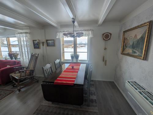 Létesítmények, Borghildstua Feriehus Romslig feriehus med panoramautsikt mot havet og Lofotfjellene in Melbu