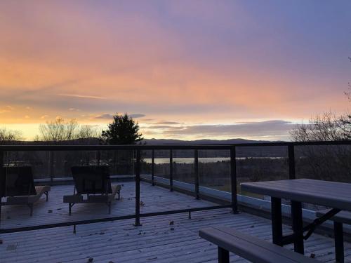 Vaade, PENTHOUSE-508 Work, Relax & Cook With Great View in Boischatel (QC)