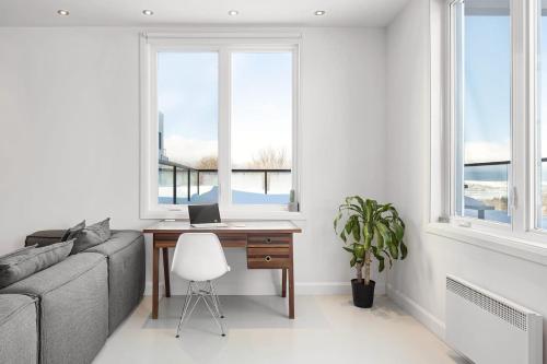 PENTHOUSE-508 Work, Relax & Cook With Great View in Boischatel (QC)