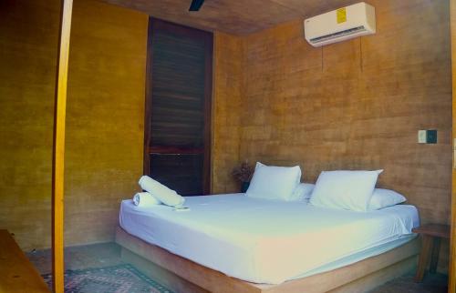 1 queen bed, 2 sofa beds