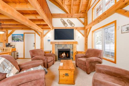 Alpine Timber Luxury Chalet w/Hot Tub in Big White, Canada