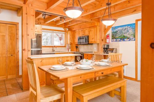 Alpine Timber Luxury Chalet w/Hot Tub in Big White, Canada