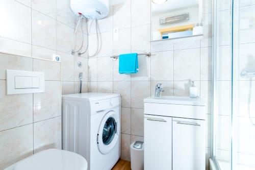 Apartment Kokolo with sea view - image 8