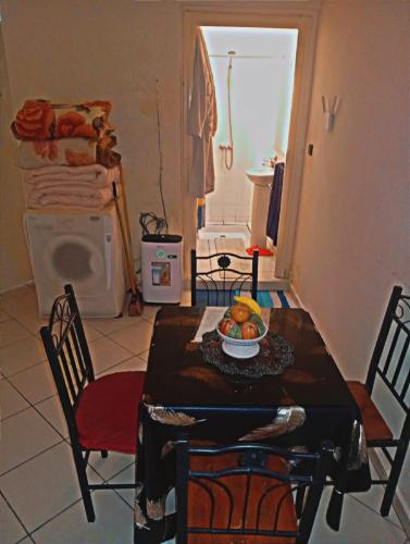 City center air-conditioned Studio Well equipped with 5G WIFI and smart tv (City Center 5G Tech Suite 5min to Beach, 1min to Souk El Had, 7 Step Osmosis Water, MegaLife 25L and) in 암세르나트