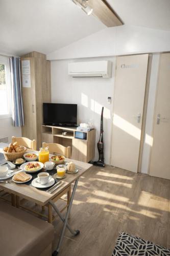 Mobil-home 6 pers Climatisé avec piscines (Mobil-home 6 pers Climatise avec piscines) in Lagorce