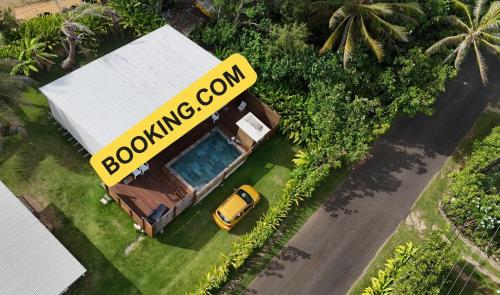 Mara'ai le spot Tubuai, Chambre Triple Deluxe Mahu SDB Privee avec piscine in Austral Islands
