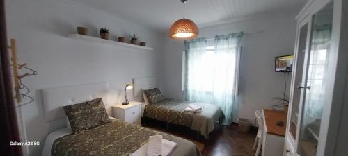 1 double bed, 2 twin beds
