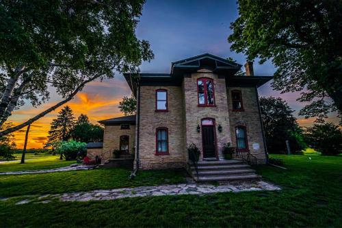 . Historic 1868 Farmhouse Kettle Moraine Getaway