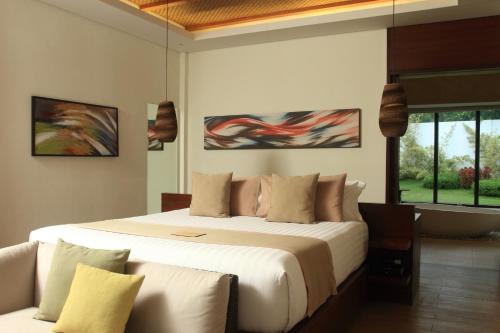 1 king bed, 1 sofa bed