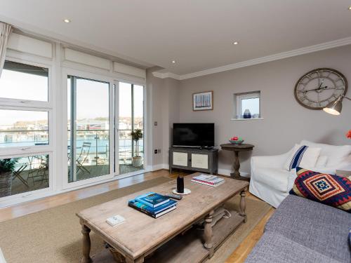 16 Marinus, Cowes (photo 2)