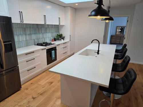 Near new 4 bed 2 bath house in Hanleys Farm, Queenstown in The Remarkables