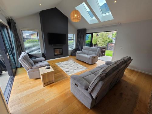 Near new 4 bed 2 bath house in Hanleys Farm, Queenstown in The Remarkables