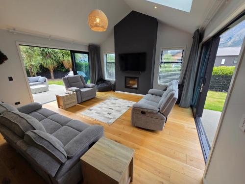 Near new 4 bed 2 bath house in Hanleys Farm, Queenstown in The Remarkables