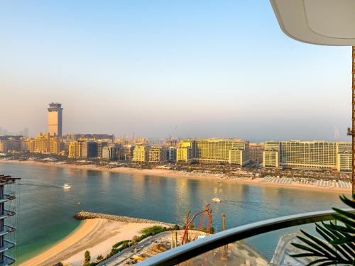 Palm and Marina Views in NEW Palace Beach Residence, Dubaj